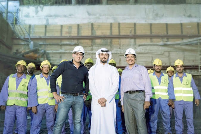 خالد شموه متوسطا فريق عمل ارزاق الانشائية خلال تنفيذ احد المشروعات