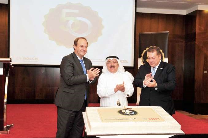احمد المطوع متوسطا السفير الالماني يوجين وولفارث وستيفن يونج