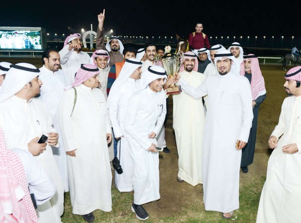 كاس المغفور له الشيخ خالد الحمد يتسلمه الفائزون بالمركز الاول