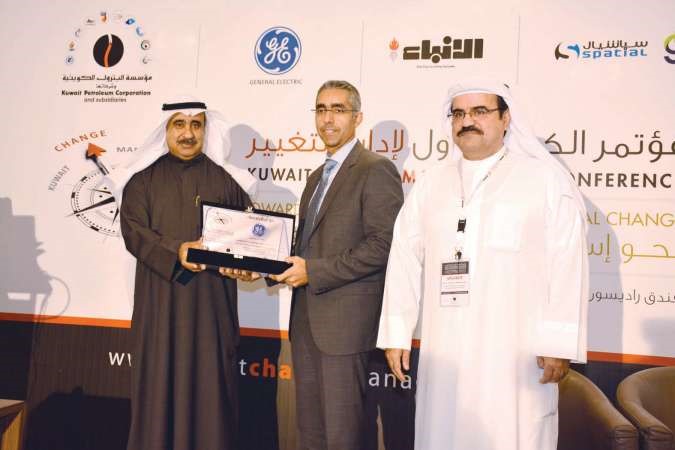 تكريم نائب الرئيس لشؤون الشرق الاوسط وشمال افريقيا بشركة جينرال الكتريك محمود قاسم لمشاركته بالمؤتمر﻿