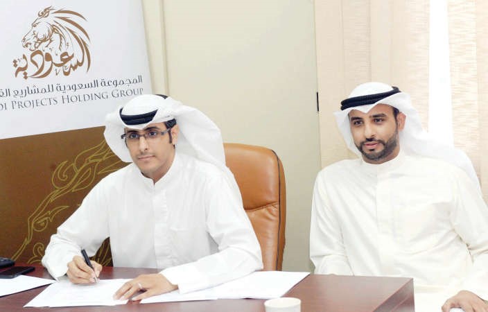 عبدالرحمن الصالح يسار وضاري المذن اثناء عمومية الشركة