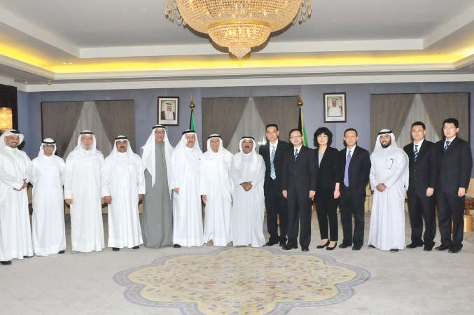 وزير شؤون الديوان الاميري الشيخ ناصر صباح الاحمد مستقبلا نائب المدير العام لبنك التنمية والتطوير في الصين الشعبية والوفد المرافق له ﻿
