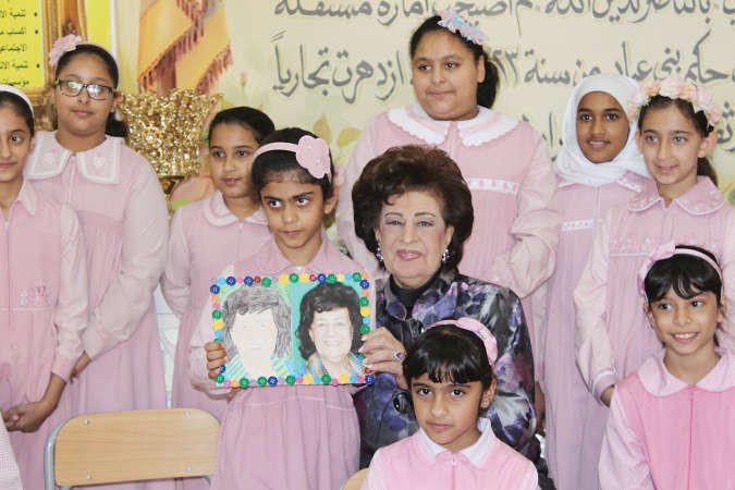 ماما انيسة مع عدد من تلميذات مدرسة اشبيلية﻿