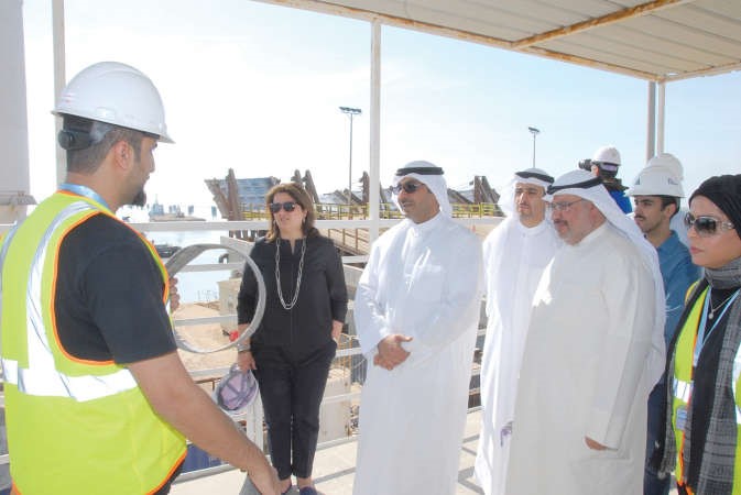 الشيخ احمد المشعل خلال جولة في مشروع جسر الشيخ جابر 