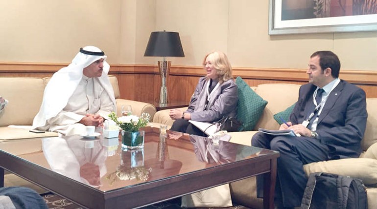 الشيخ سلمان الحمود خلال لقائه مع مديرة مركز التراث العالمي التابع لمنظمة اليونسكو متشيلد روسلر ﻿