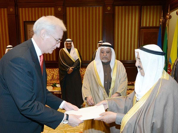 صاحب السمو الامير الشيخ صباح الاحمد لدى تسلمه اوراق اعتماد السفير السويسري بحضور الشيخ علي الجراح