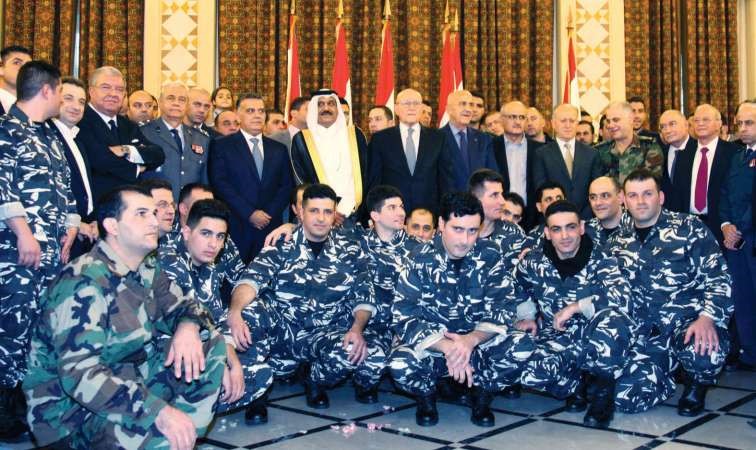 رئيس مجلس الوزراء اللبناني وعدد من الوزراء والسفير القطري خلال استقبالهم العسكريين المحررين في السراي الحكومي امسمحمود الطويل﻿