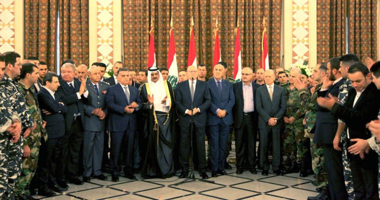 رئيس مجلس الوزراء اللبناني وعدد من الوزراء والسفير القطري خلال استقبالهم العسكريين المحررين لدى وصولهم الى السراي الحكومي امس ﻿