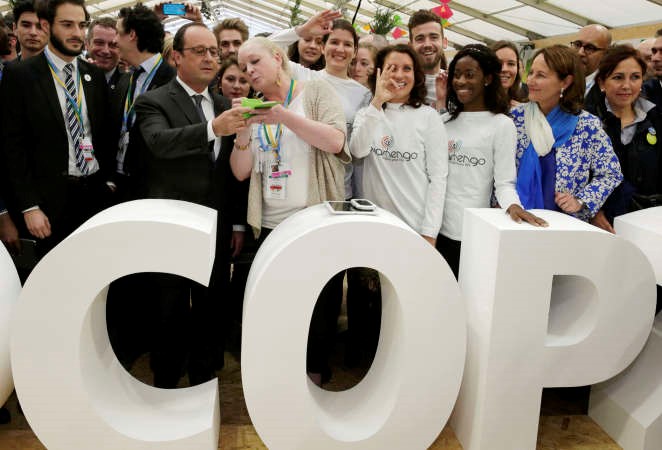 الرئيس الفرنسي فرانسوا هولاند مع مجموعة من المشاركين في المؤتمر العالمي لتغير المناخ COP21 في لو بورجيه 	رويترز ﻿