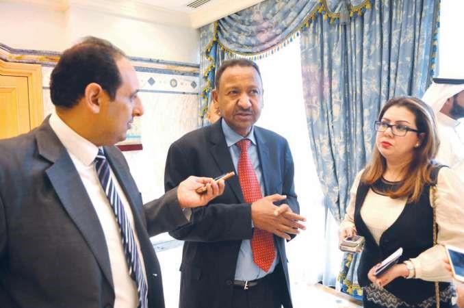 دمصطفى عثمان يتحدث للصحافيين ويبدو الزميل اسامة ابو السعود محمد هاشم