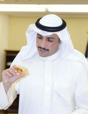 الغانم يتسلّم مسكوكة تذكارية احتفالاً بتسمية صاحب السمو «قائداً للعمل الإنساني»