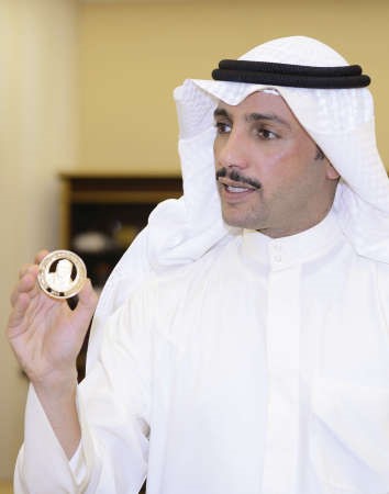 الغانم يتسلّم مسكوكة تذكارية احتفالاً بتسمية صاحب السمو «قائداً للعمل الإنساني»