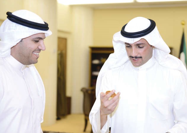 الغانم يتسلّم مسكوكة تذكارية احتفالاً بتسمية صاحب السمو «قائداً للعمل الإنساني»