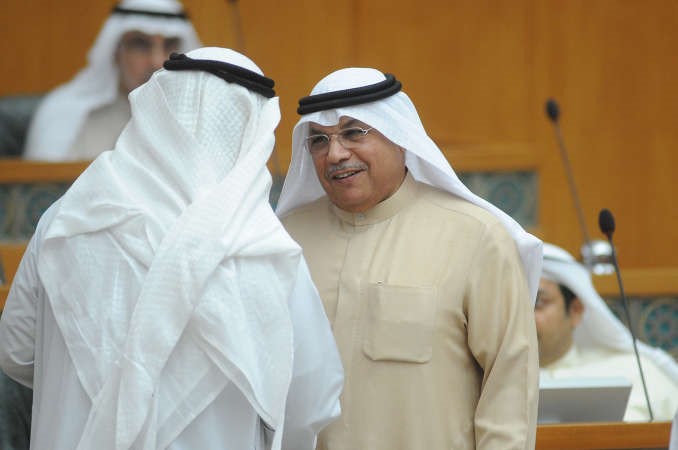 الشيخ خالد الجراح في حديث مع احد النواب
﻿