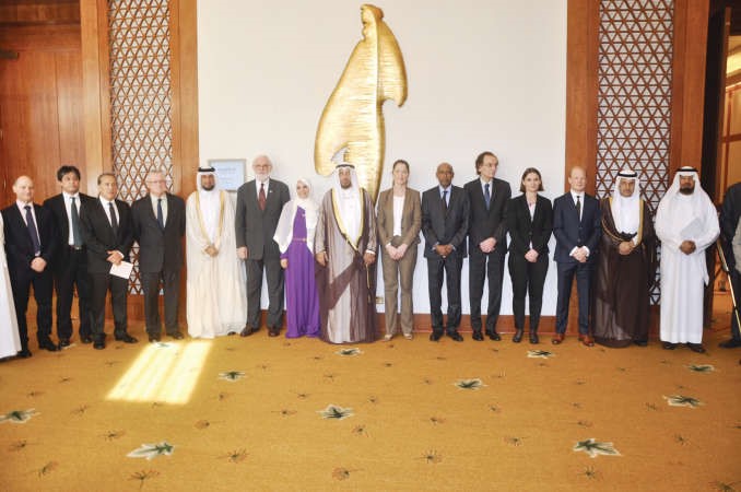 دعبدالله المعتوق مع عدد من المشاركين في الاجتماع﻿