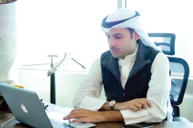 عبد الوهاب العيسى... نجم لامع في سماء الإعلام السياسي