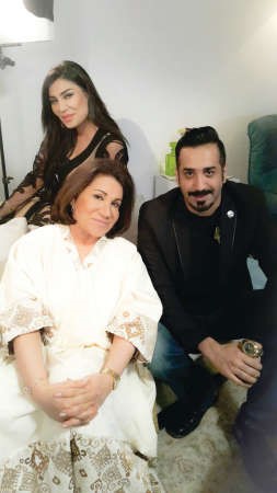 الزميل بشار جاسم مع الفنانة القديرة سعاد عبدالله في اللوكيشن