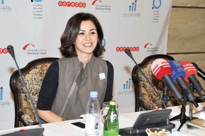 الشيخة الزين الصباح مبتسمة خلال ردها على احد الحضور﻿
