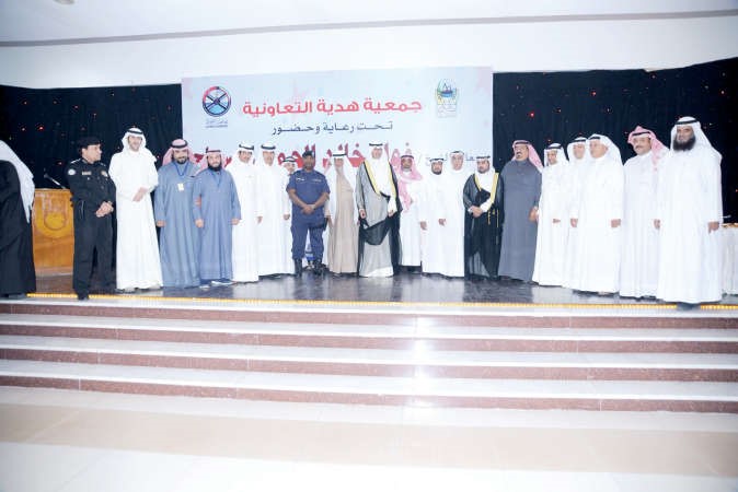 الشيخ فواز الخالد ومدير امن العاصمة عبدالله الملا يتوسطان مجلس الادارة وعددا من المساهمين والحضور﻿
