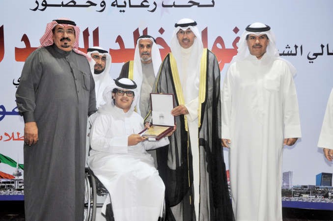 تكريم احد المتفوقين﻿