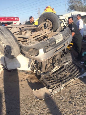 رجال الانقاذ يحاولون اخراج المصابين من احدى المركبات ﻿