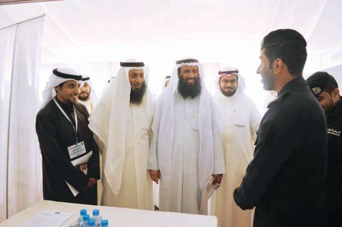 عبدالله المطيرات وبعض الحضور في جولة بالمعرض 	محمد هاشم﻿