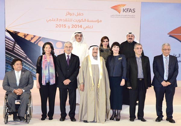 صاحب السمو الامير الشيخ صباح الاحمد متوسطا عددا من الفائزين بجوائز مؤسسة الكويت للتقدم العلمي ويبدو د عدنان شهاب الدين