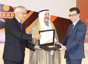 تكريم احد الفائزين ﻿