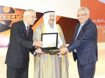 صاحب السمو مكرما احد الفائزين ﻿