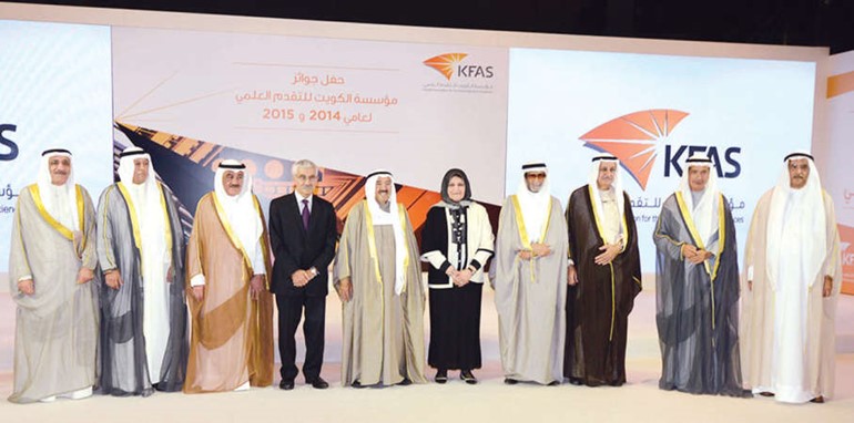 صاحب السمو الامير الشيخ صباح الاحمد متوسطا د عدنان شهاب الدين ود فايزة الخرافي ود يوسف الابراهيم واعضاء مجلس ادارة مؤسسة التقدم العلمي ﻿