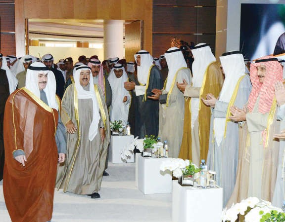 صاحب السمو الامير الشيخ صباح الاحمد يحيي الحضور لدى وصوله الى مقر الحفل ﻿