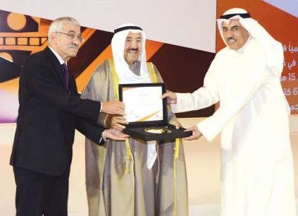سمو الامير مكرما احد الفائزين ﻿