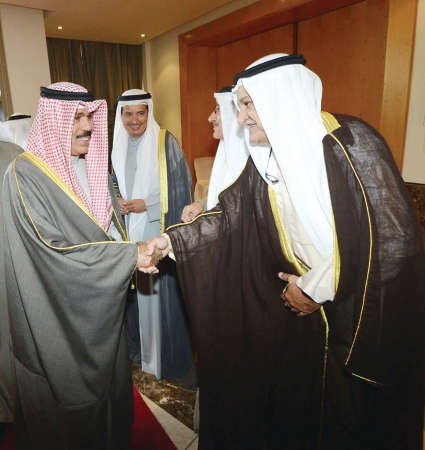 سمو ولي العهد الشيخ نواف الاحمد مصافحا احد مستقبليه﻿