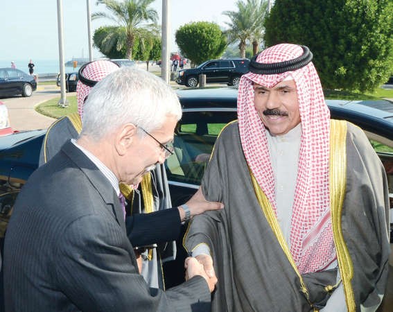 سمو ولي العهد الشيخ نواف الاحمد لدى وصوله وفي استقباله د عدنان شهاب الدين﻿