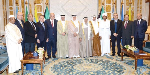 سمو الامير في لقطة تذكارية مع رئيس واعضاء مجلس العلاقات العربية والدولية