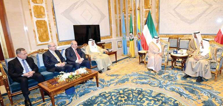 صاحب السمو الامير الشيخ صباحالاحمد مستقبلا رئيس واعضاء مجلس العلاقات العربية والدولية﻿