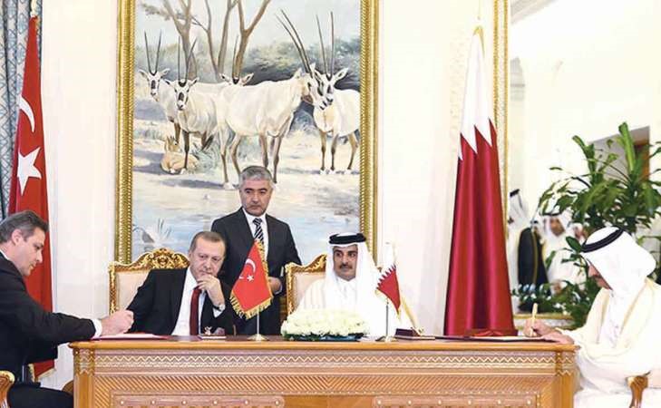 امير قطر الشيخ تميم بن حمد والرئيس التركي رجب طيب اردوغان يشهدان التوقيع على عدد من الاتفاقيات في الدوحة قنا