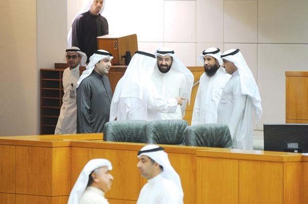 د علي العمير وياسر ابل ودخليل عبدالله في حديث جانبي مع احد النواب بحضور علام الكندريهاني الشمري