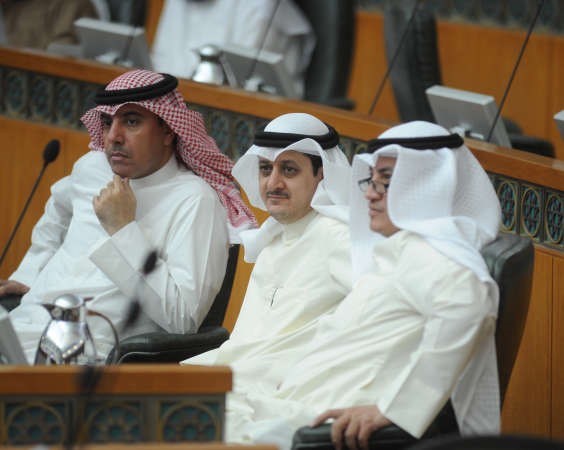 عسكر العنزيوفارس العتيبي وماضي الهاجري خلال الجلسة﻿
