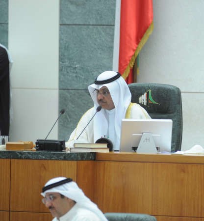 مبارك الخرينج مترئسا جانبا من جلسة امس﻿