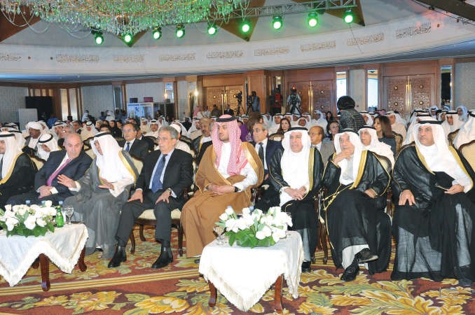 صاحب السمو الملكي الامير سلمان بن سلطان بن سلمان وسفير خادم الحرمين دعبدالعزيز الفايز واياد علاوي وفيصل الحجي وعمرو موسى وعبدالله بشارة وم سالم الاذينة﻿