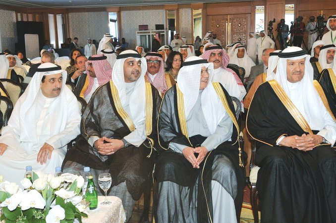 صاحب السمو الملكي الامير سلطان بن سلمان والشيخ خالد الجراح والشيخ محمد العبدالله والسيد فواز خالد المرزوققاسم باشا﻿