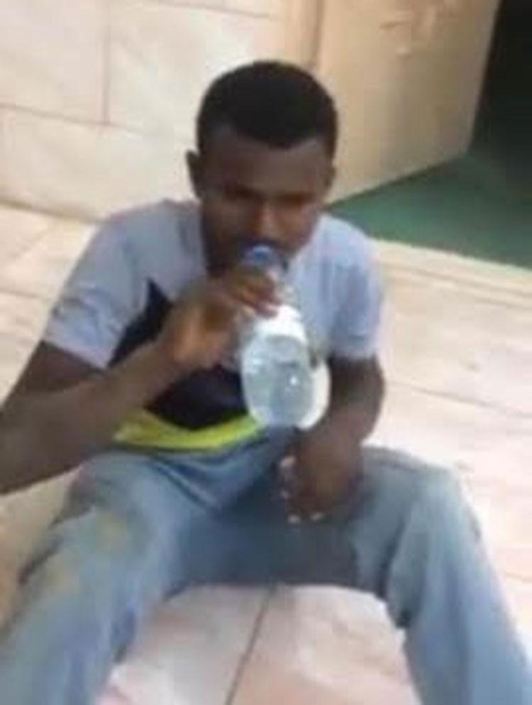 فيديو لوافد في السعودية يرفض شرب خمر قام بتصنيعه بعد القبض عليه يثير جدلاً بين متناقليه