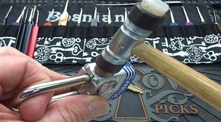 بالفيديو.. هكذا يمكن كسر قفل معدني بمطرقة صغيرة خلال ثوان معدودة 