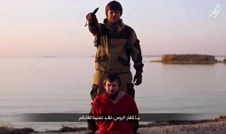 فيديو وصور.. داعشي روسي يقطع رأس جاسوس روسي في سورية