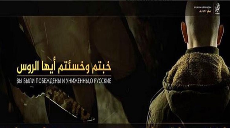 فيديو وصور.. داعشي روسي يقطع رأس جاسوس روسي في سورية