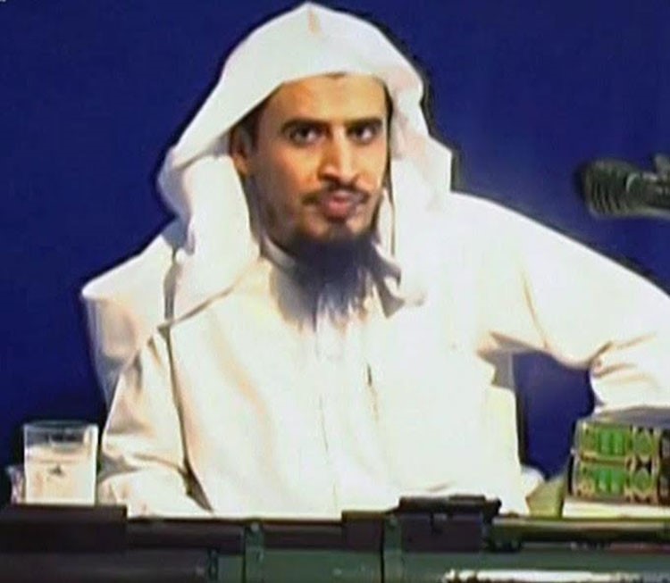 فيديو يُعرض لأول مرة يجمع الرشود أخطر منظري "قاعدة" السعودية بجثمان رفيقه الشهري قبيل دفنه