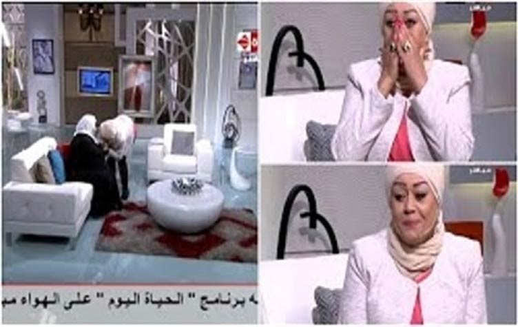 بالفيديو.. هالة فاخر تبكي على الهواء وتقبل يد ضيفتها 