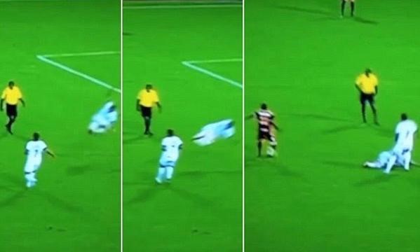 بالفيديو.. أغرب استخلاص للكرة من أقدام "لا أحد"