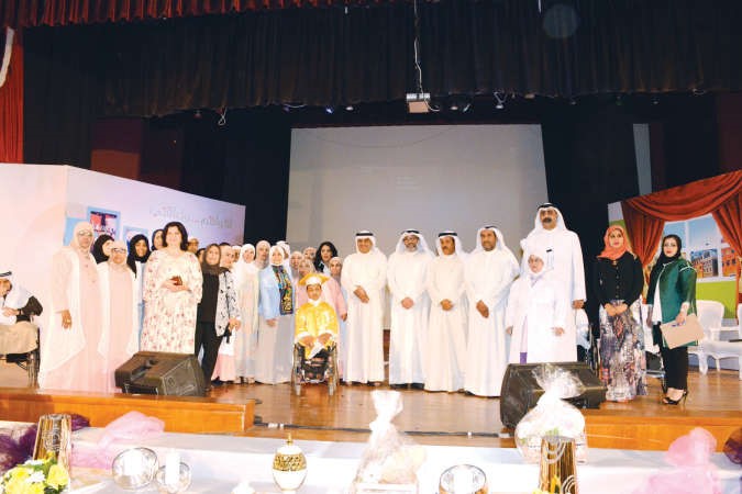 الوزيرة هند الصبيح ودمطر المطيري ودطارق الشطي ودفاطمة الملا ومسلم السبيعي وهدى الخالدي ونجلاء النقي خلال الاحتفال 